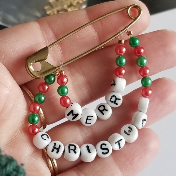 Handmade Merry Christmas brooch beaded letters safety pin red green - Picture 2 of 11